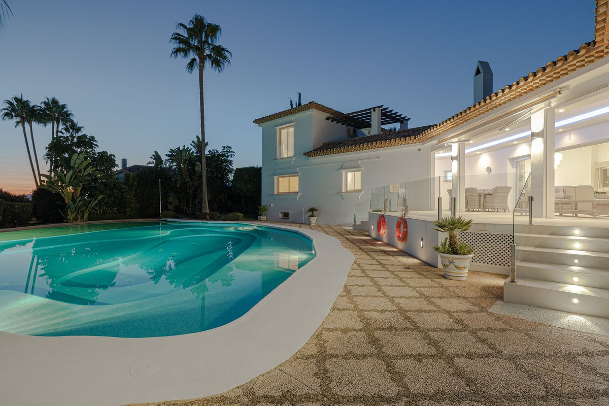 6 Bedroom Villa in Estepona - Photo 2