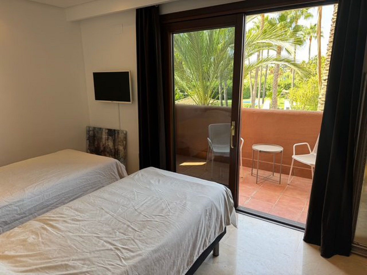 2 Bedroom Apartment in Estepona - Photo 23