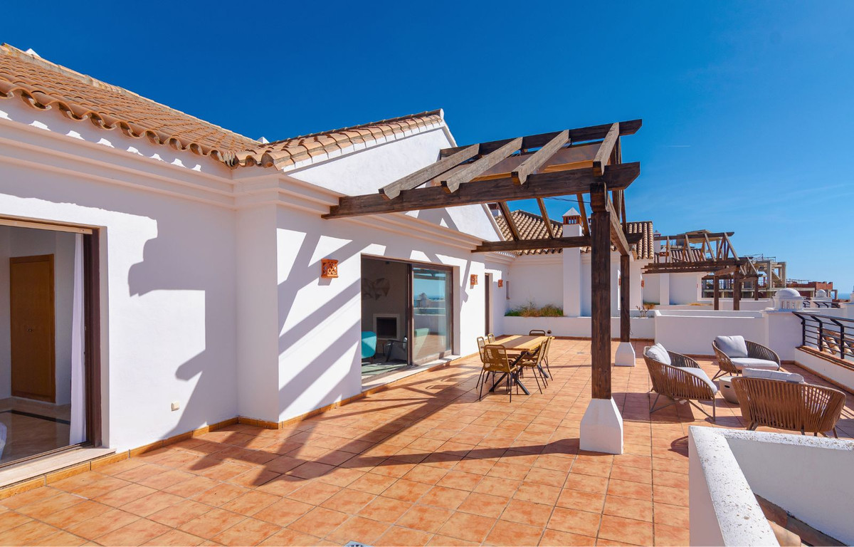3 Bedroom Penthouse in Casares - Photo 2