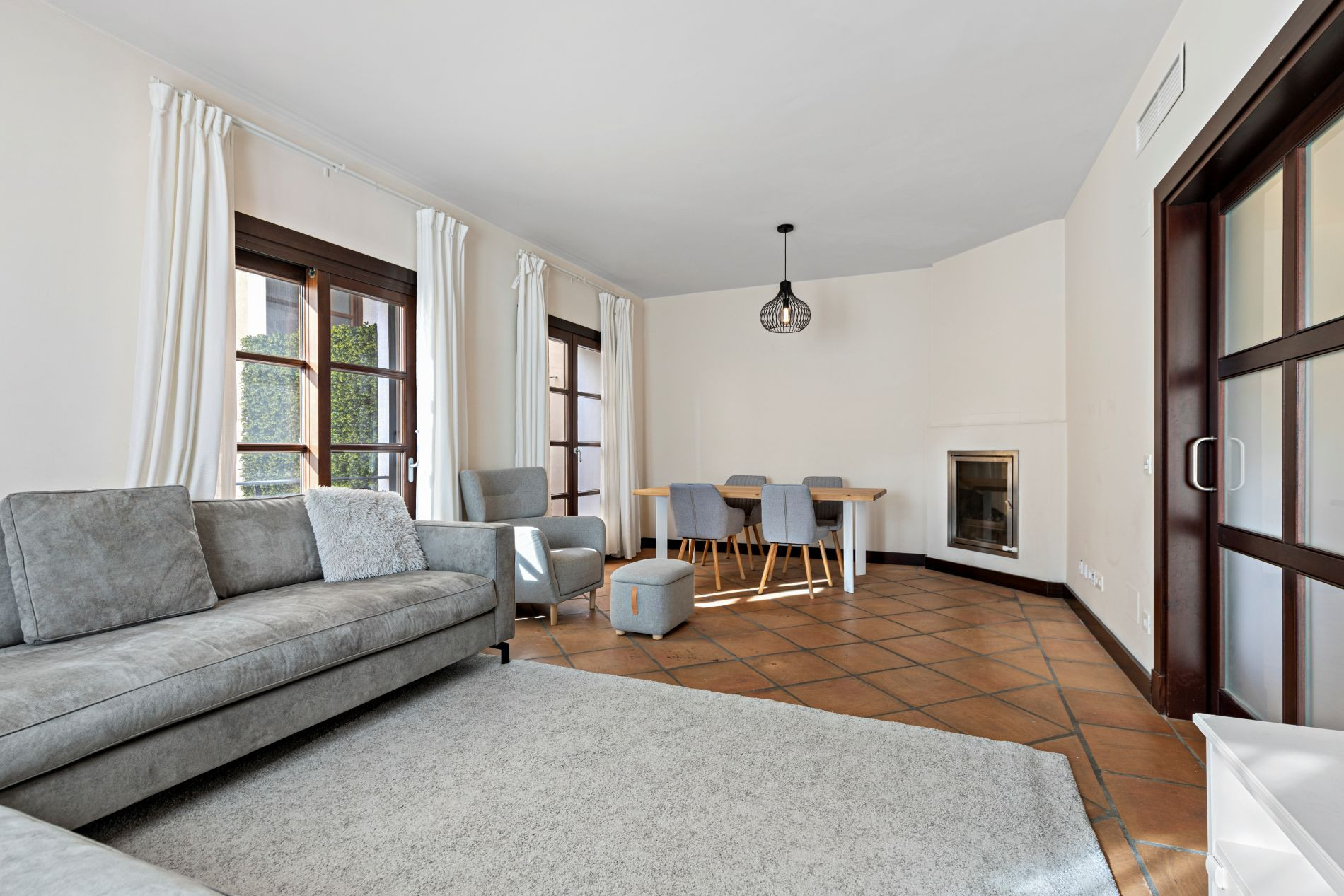 4 Bedroom Townhouse in Benahavís - Photo 4