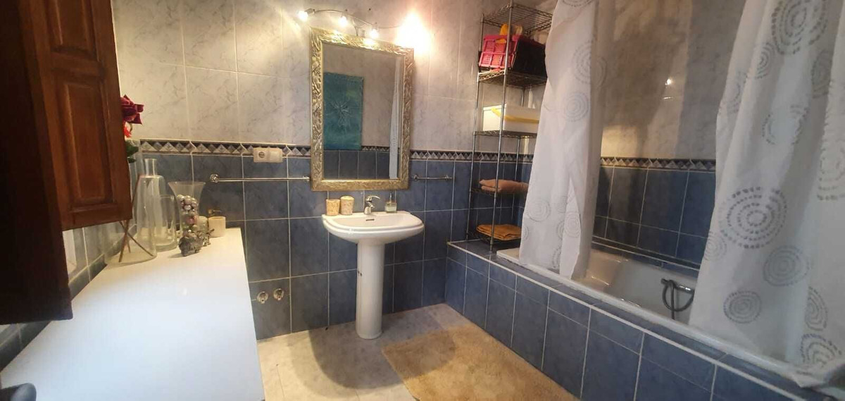 3 Bedroom Townhouse in Guaro - Photo 13