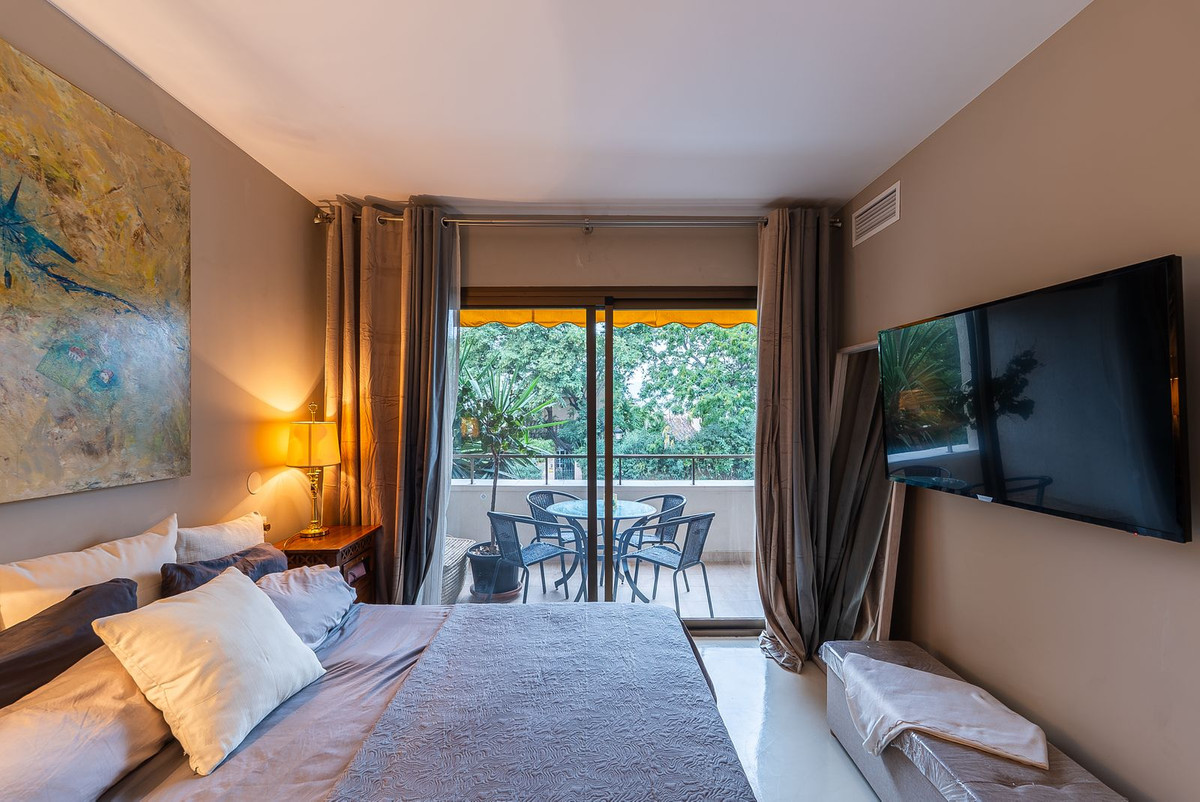 1 Bedroom Apartment in Estepona - Photo 16