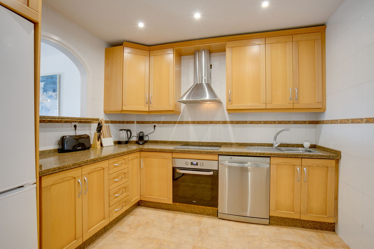 2 Bedroom Apartment in Estepona - Photo 3