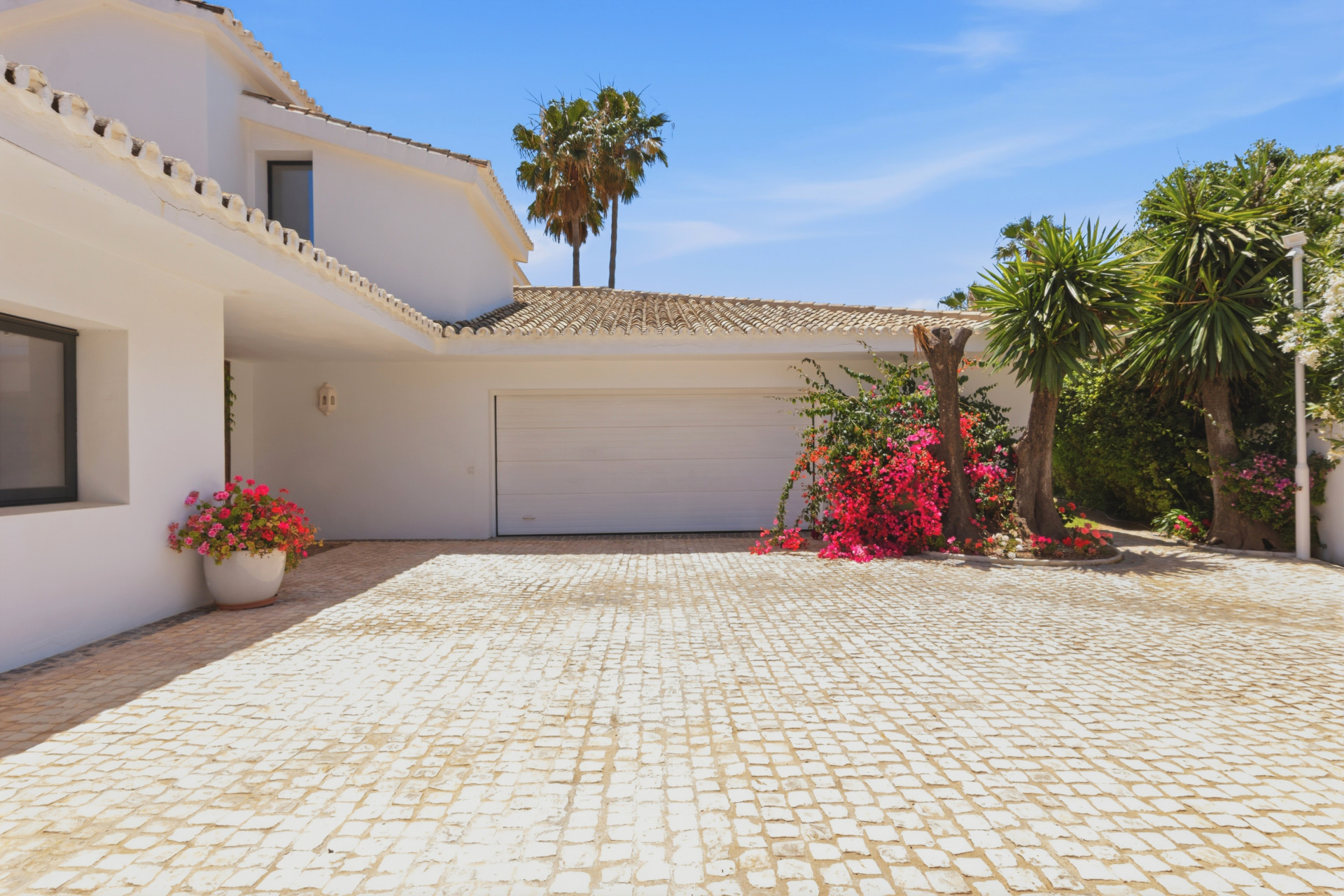 9 Bedroom Villa in Estepona - Photo 4