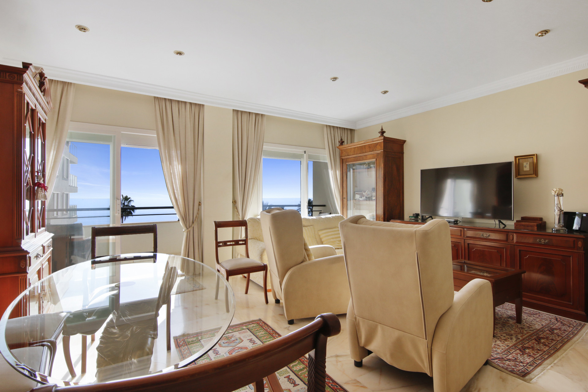 3 Bedroom Apartment in Estepona - Photo 3
