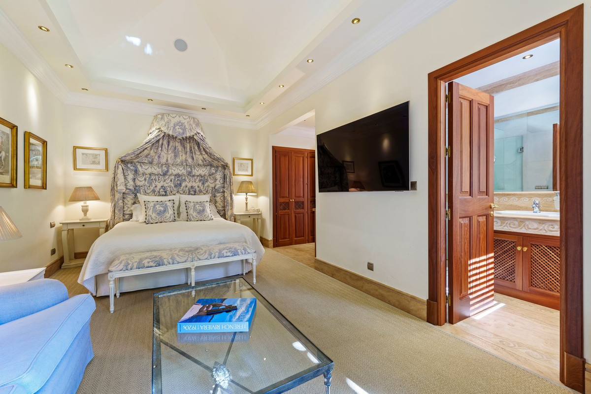 6 Bedroom Villa in Marbella - Photo 21