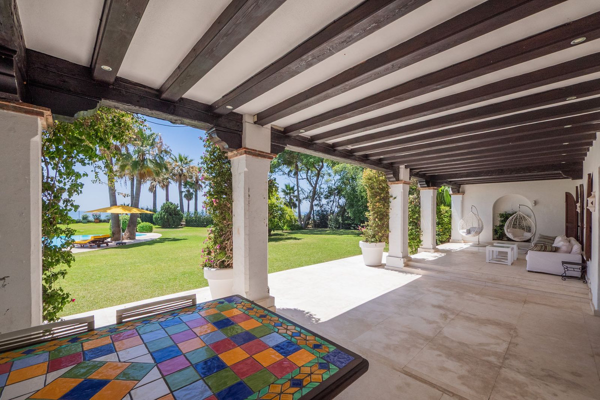 10 Bedroom Villa in Estepona - Photo 6