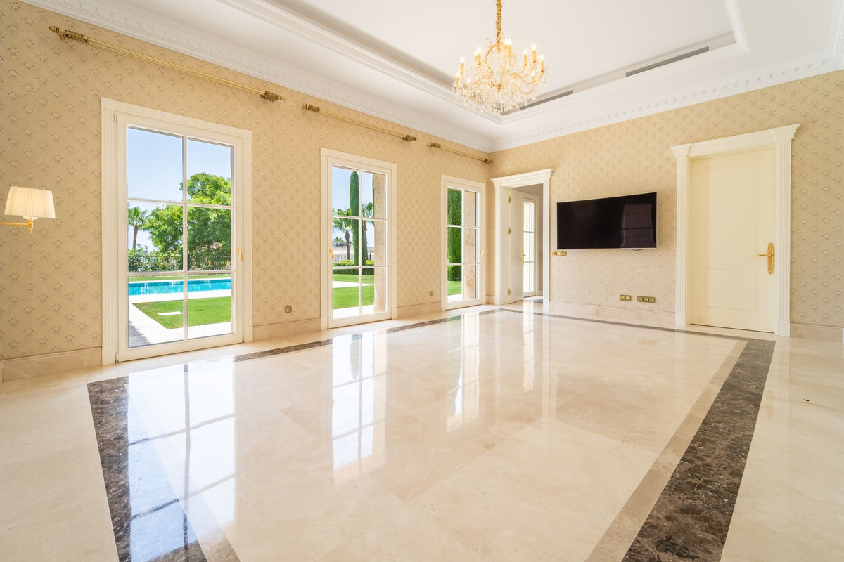 10 Bedroom Villa in Marbella - Photo 11