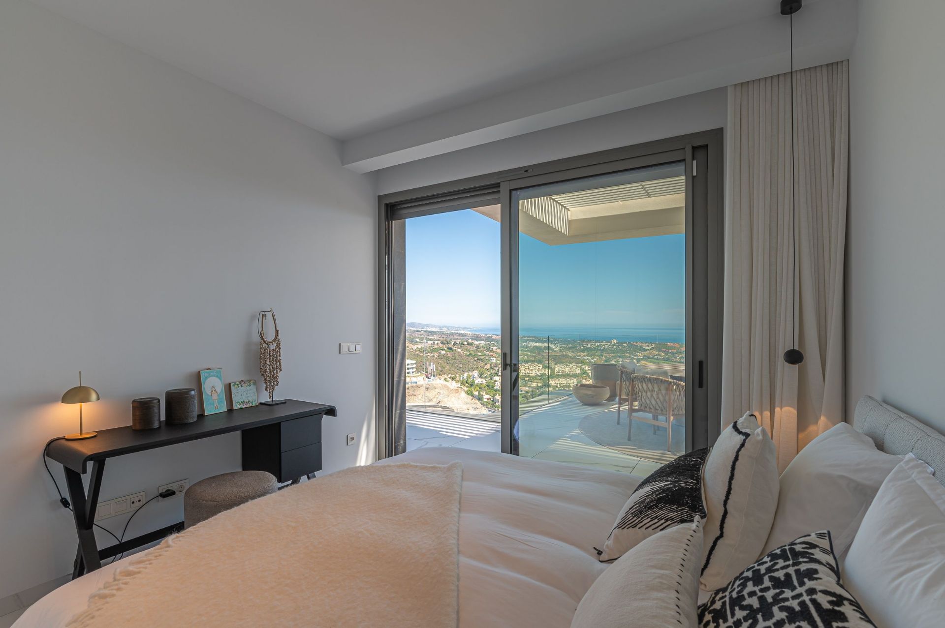 3 Bedroom Apartment in Benahavís - Photo 17