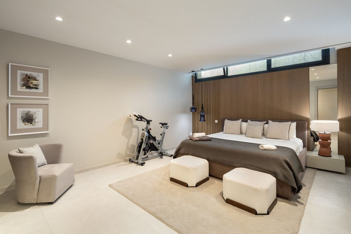 6 Bedroom Villa in Marbella - Photo 18