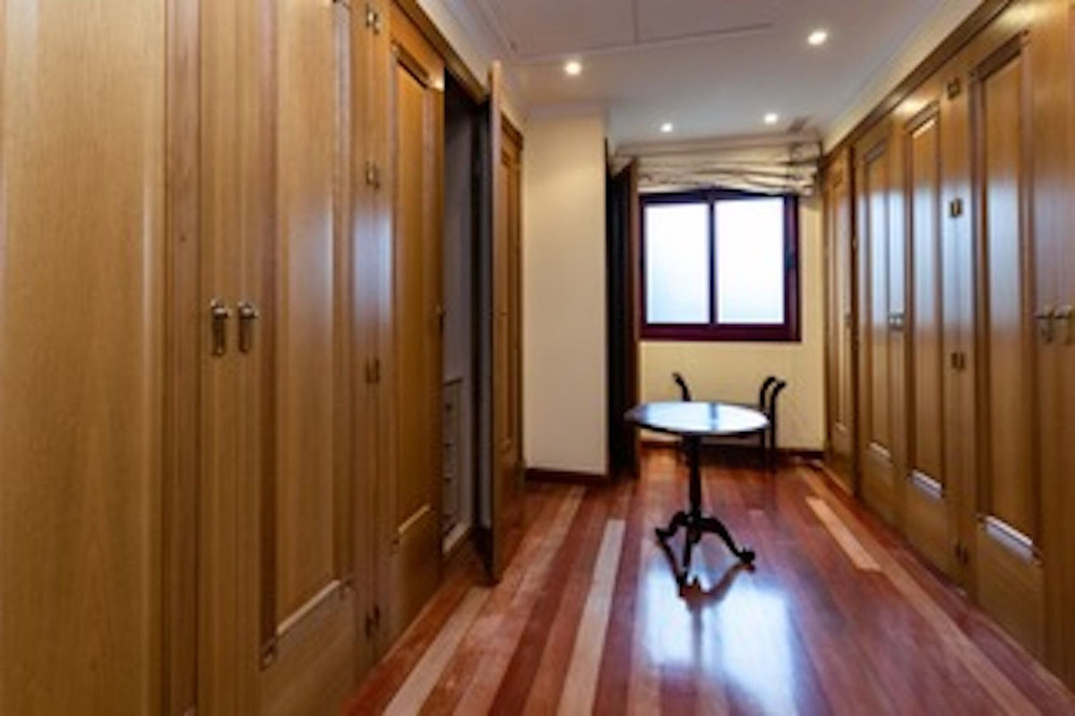 4 Bedroom Villa in Marbella - Photo 18