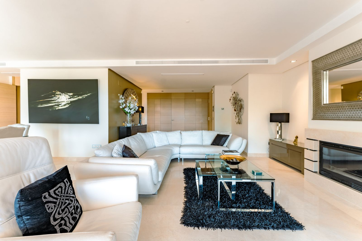 3 Bedroom Apartment in Benahavís - Photo 6