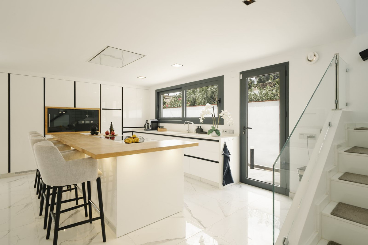 4 Bedroom Villa in Marbella - Photo 30