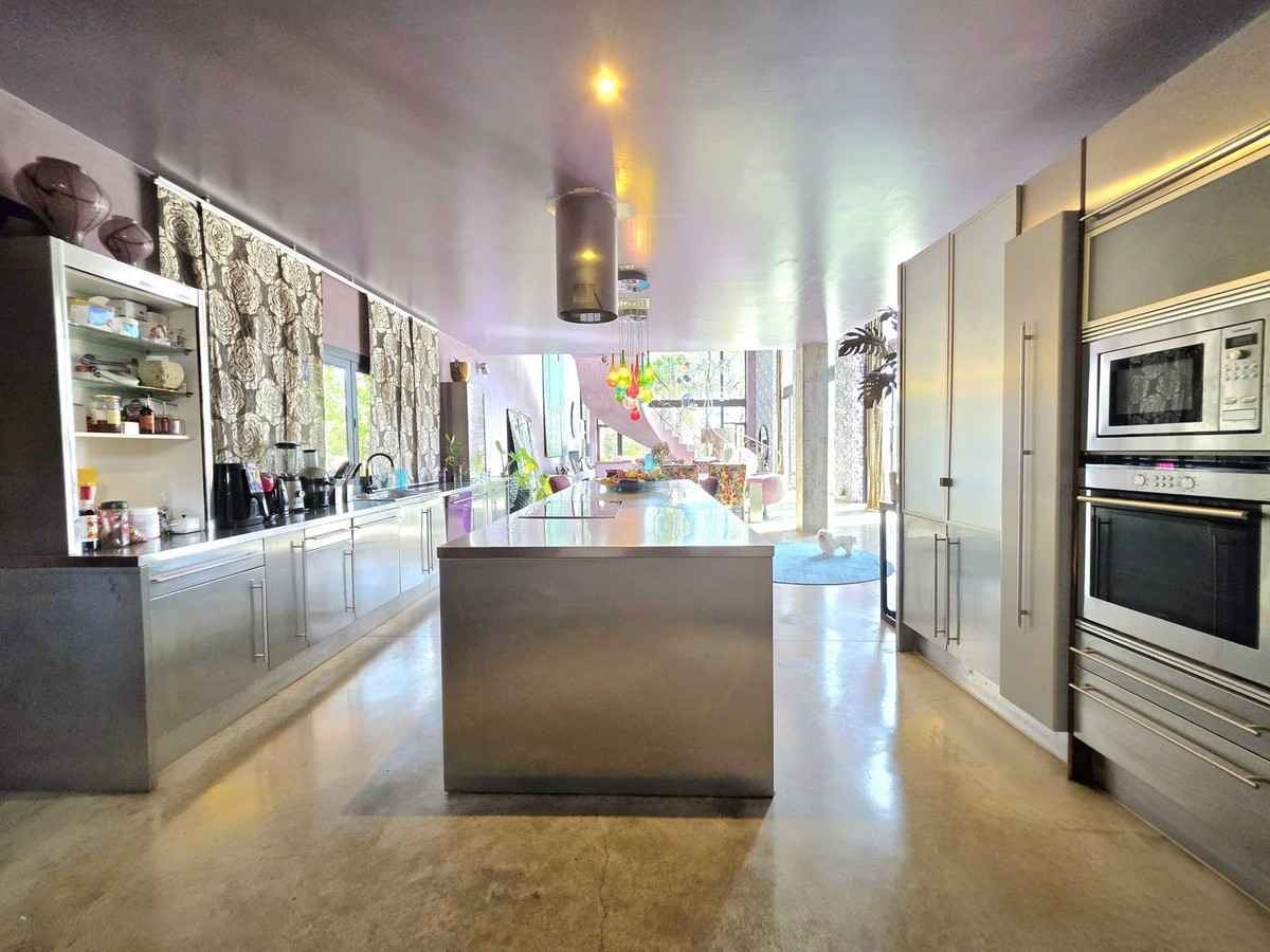 5 Bedroom Villa in Estepona - Photo 22