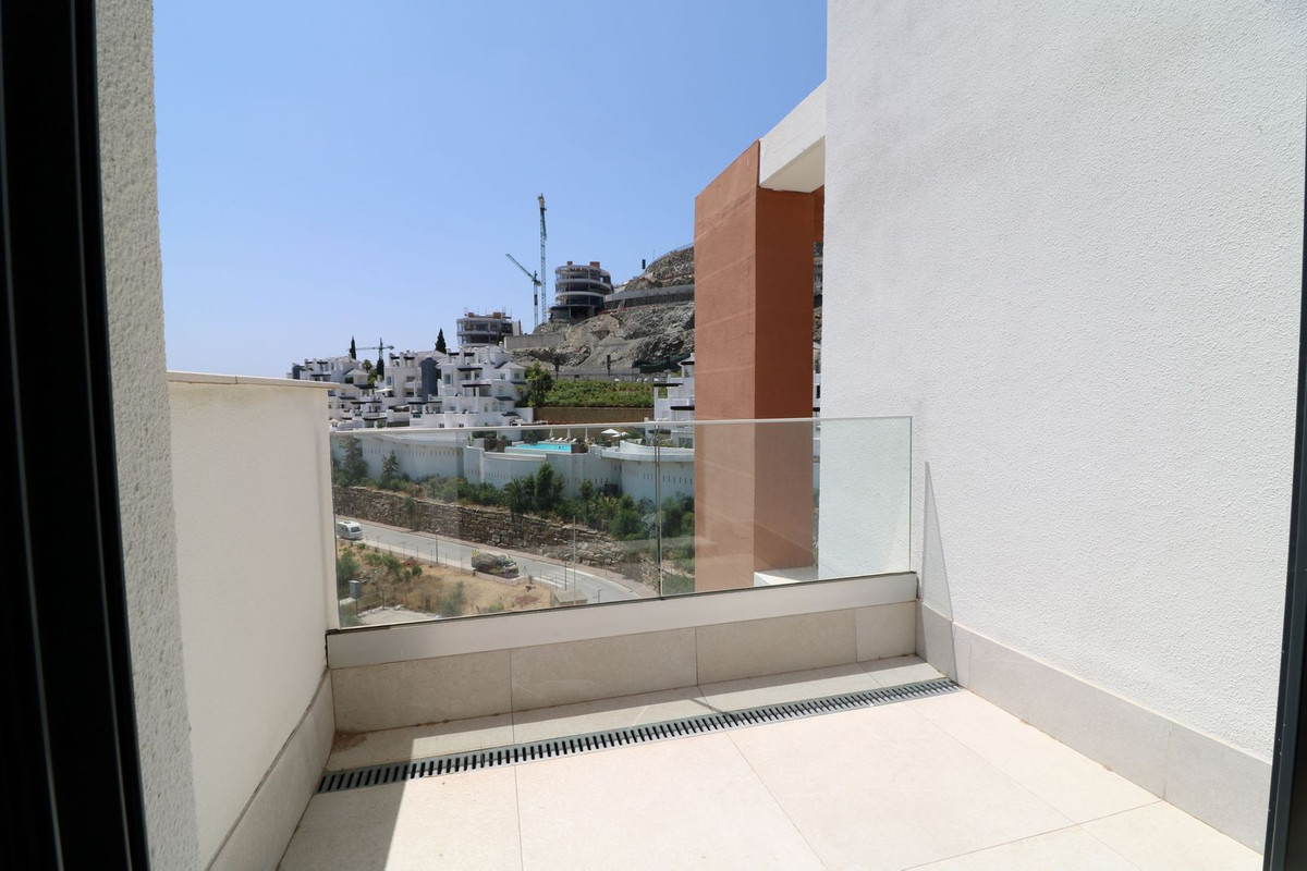 3 Bedroom Penthouse in Benahavís - Photo 8