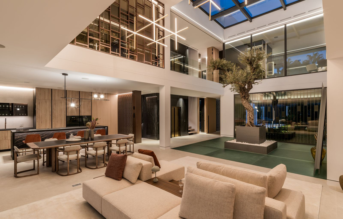 5 Bedroom Villa in Marbella - Photo 3
