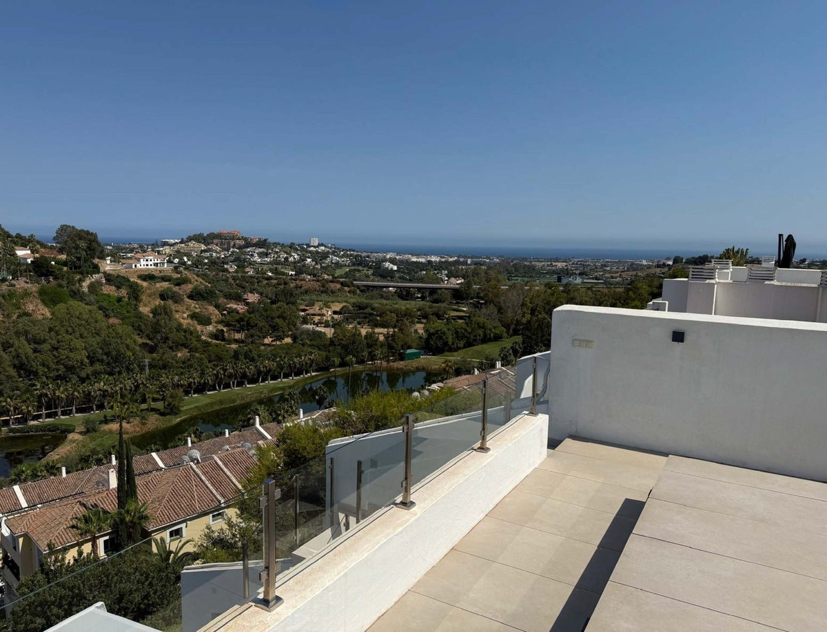 2 Bedroom Penthouse in Benahavís - Photo 4