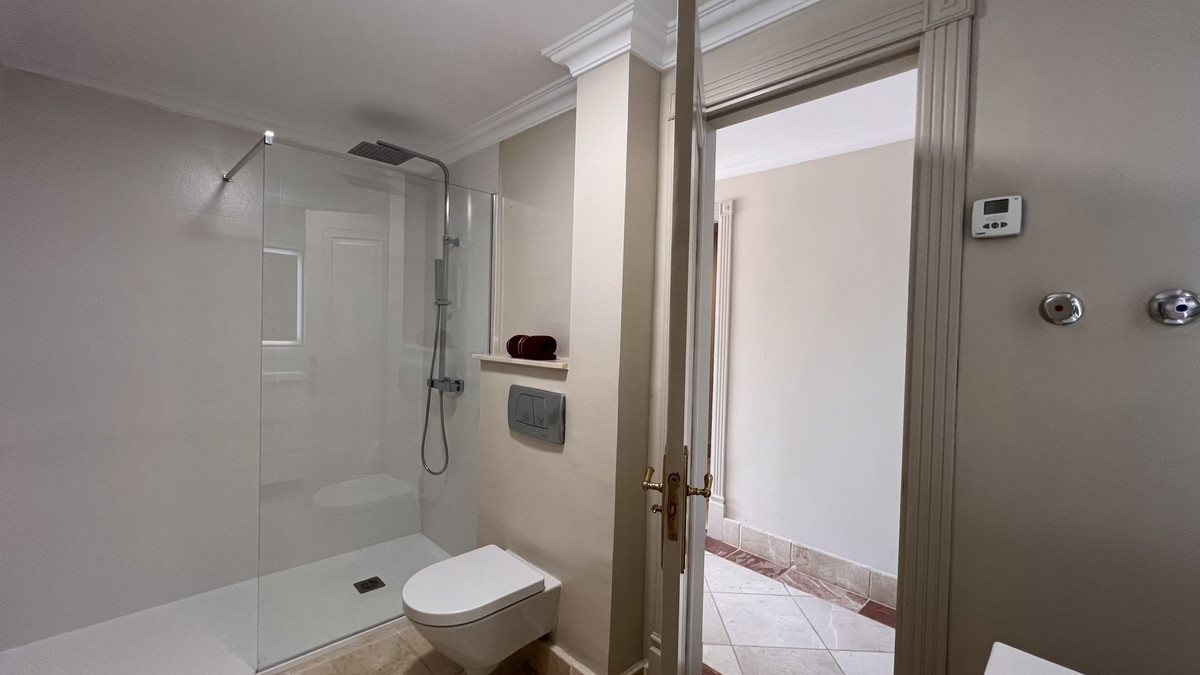 4 Bedroom Villa in Estepona - Photo 19