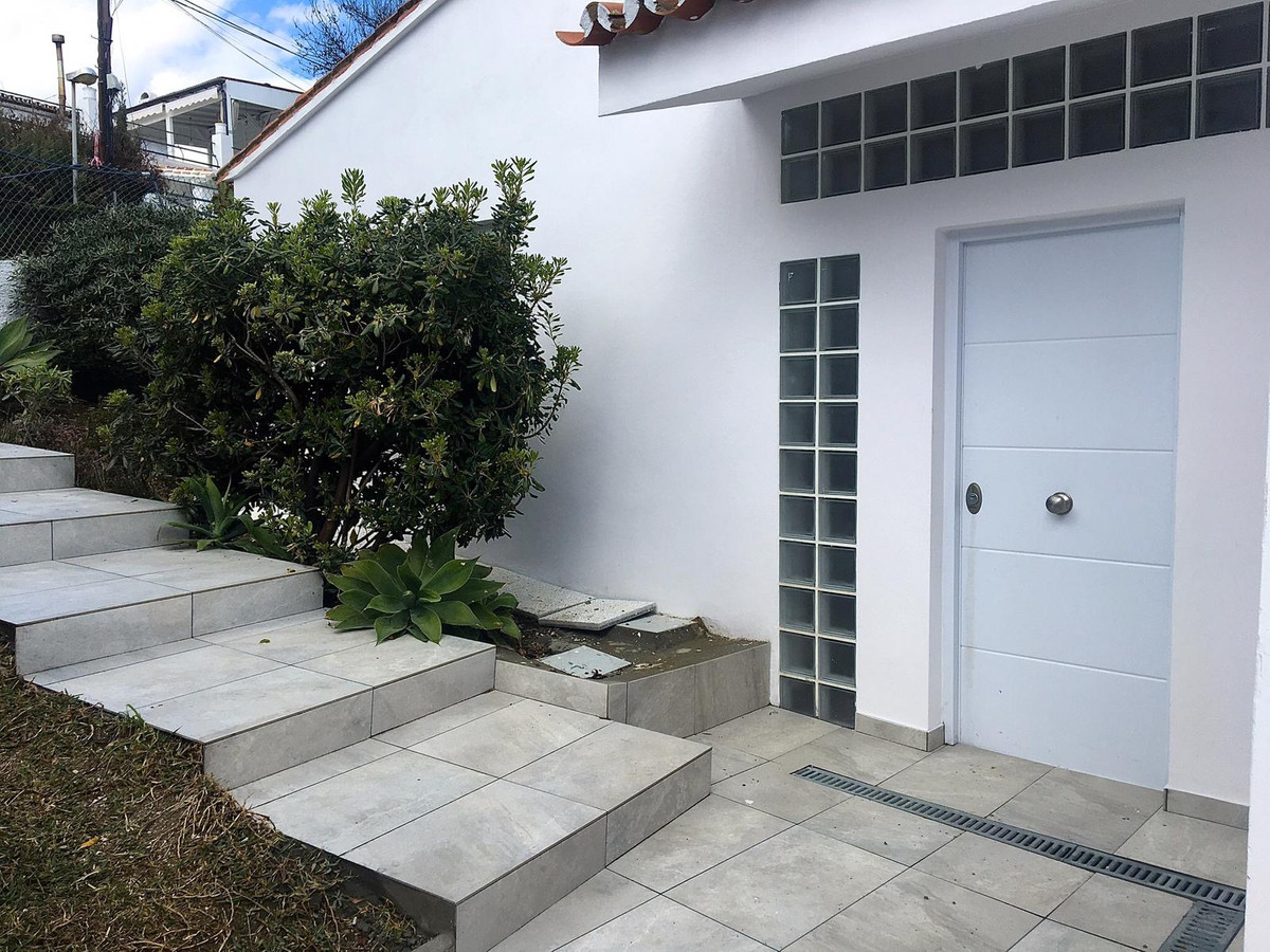 4 Bedroom Villa in Estepona - Photo 32