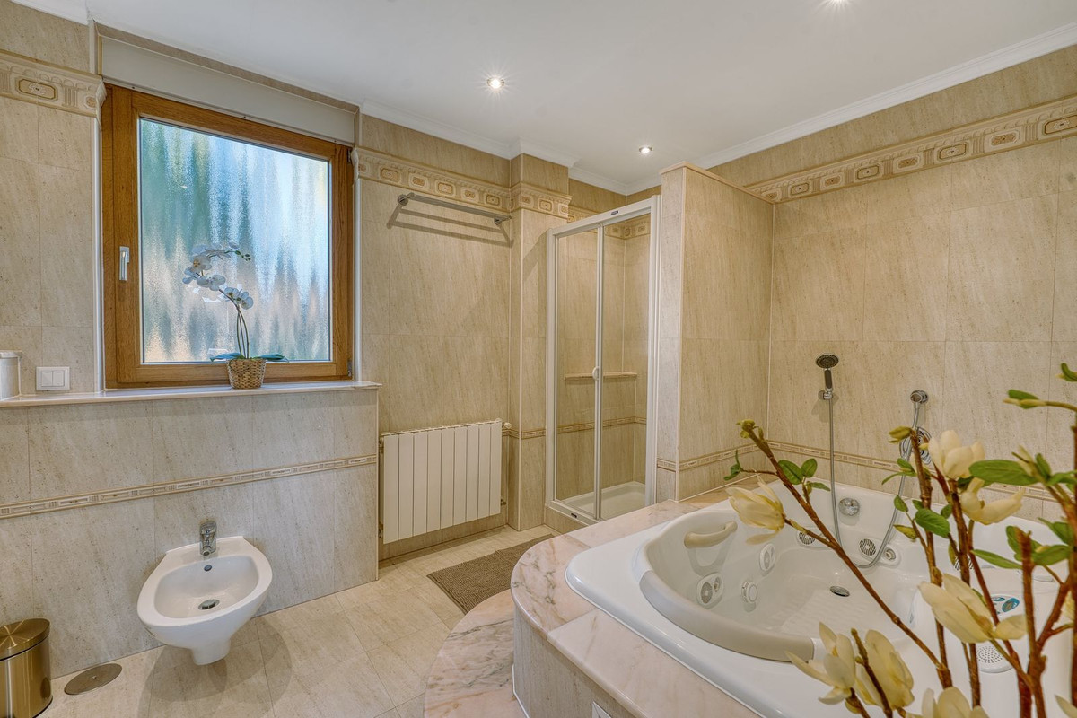 8 Bedroom Villa in Marbella - Photo 20