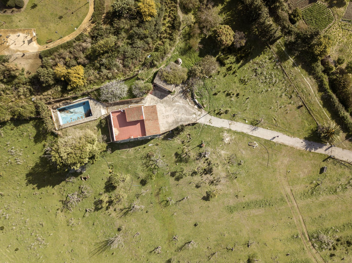 30,000 m² Plot in Estepona - Photo 3