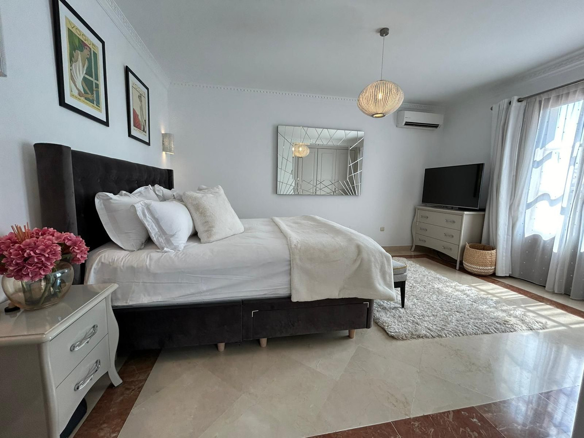 4 Bedroom Villa in Estepona - Photo 11
