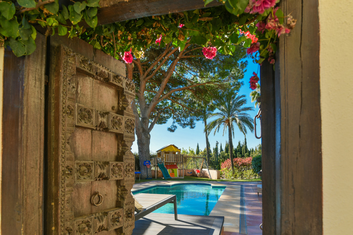 5 Bedroom Villa in Marbella - Photo 3