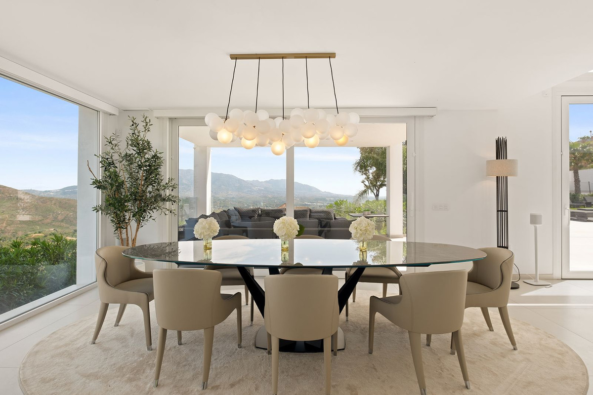 4 Bedroom Villa in Marbella - Photo 18