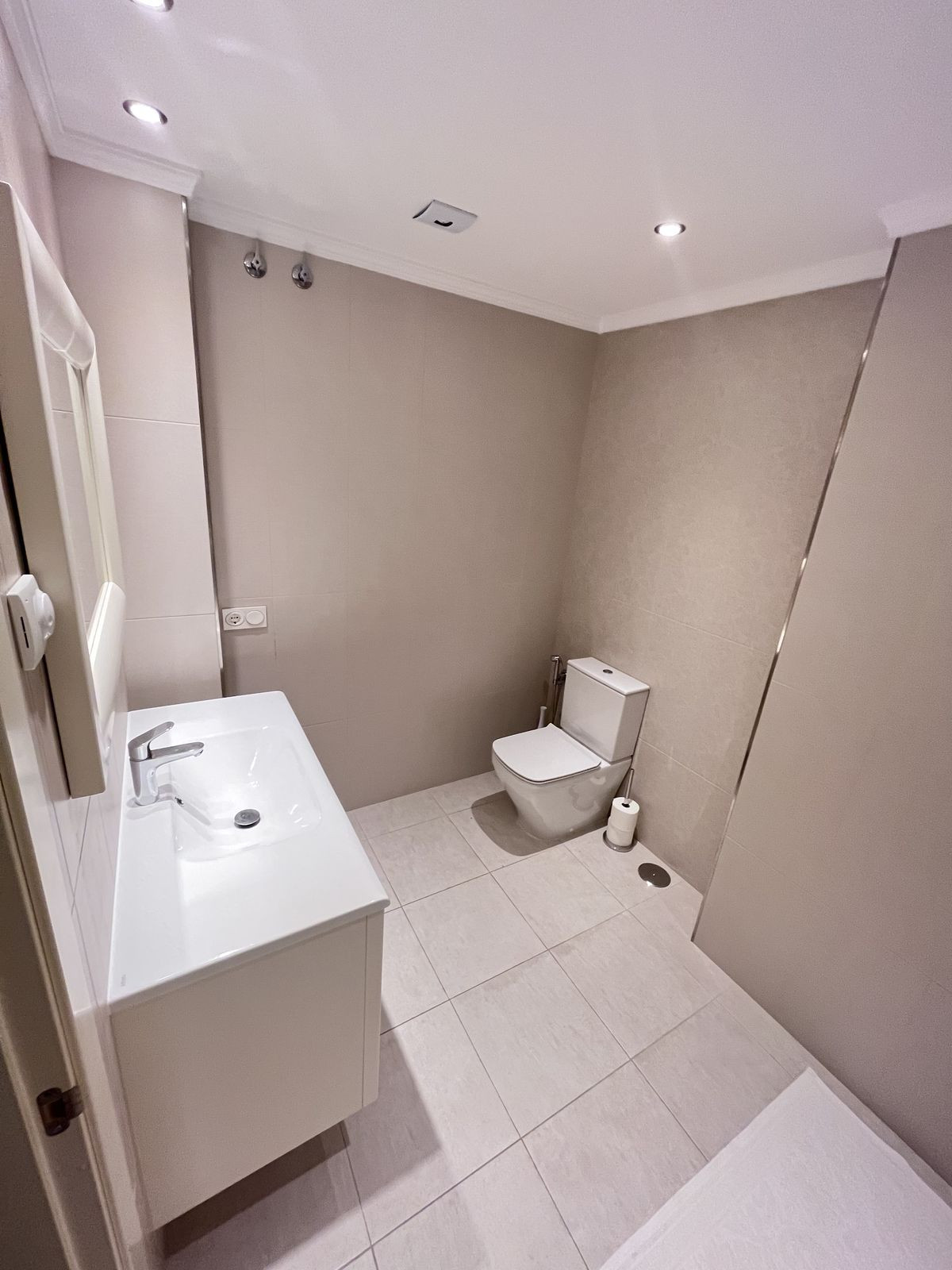 2 Bedroom Apartment in Marbella - Photo 20
