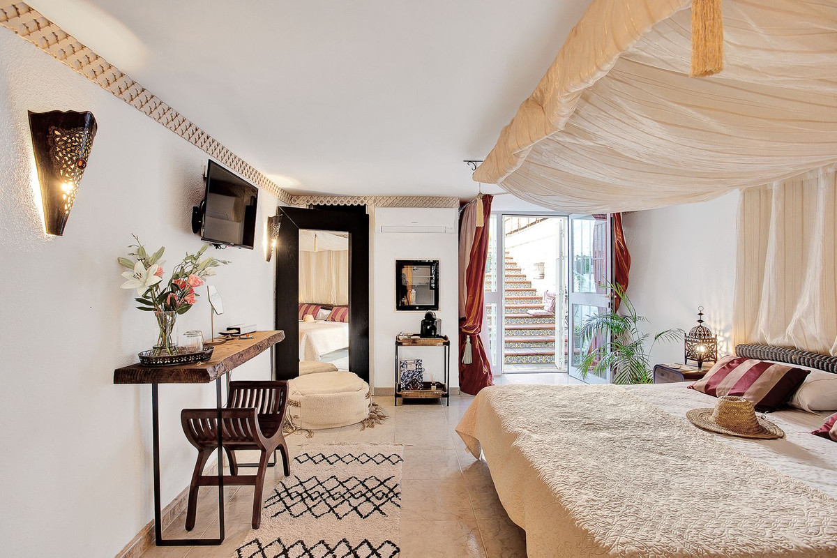 6 Bedroom Villa in Marbella - Photo 14