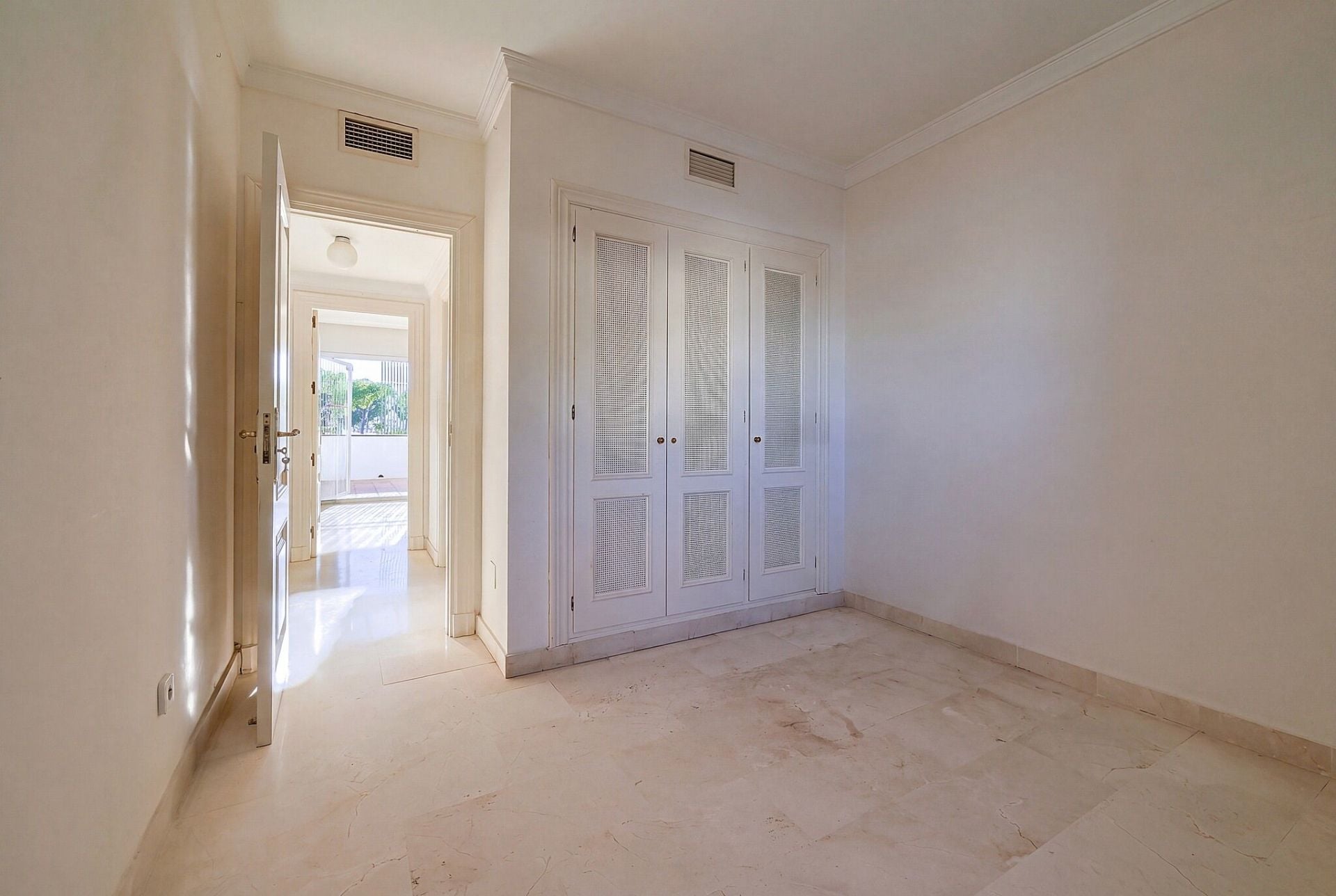 2 Bedroom Apartment in Benahavís - Photo 12
