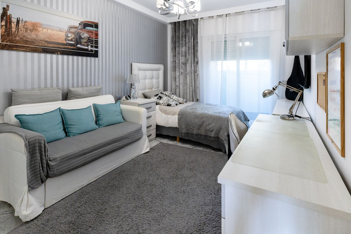 3 Bedroom Apartment in Benalmádena - Photo 20