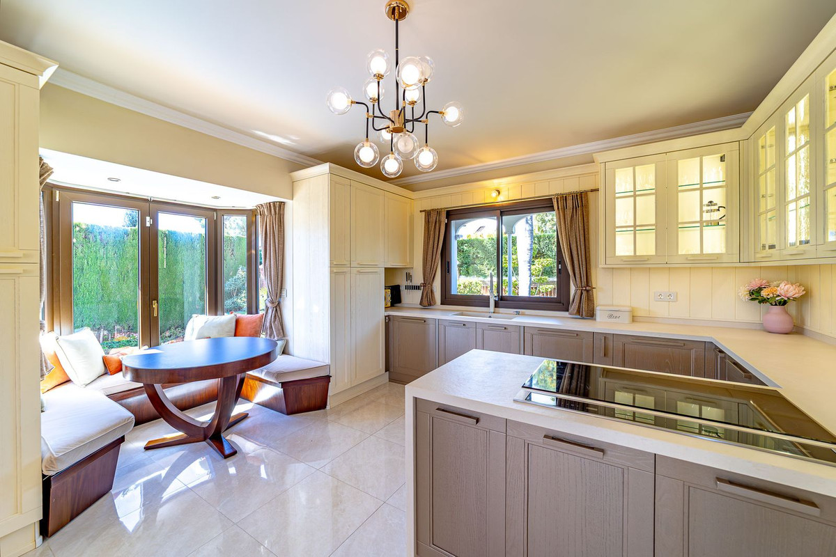 4 Bedroom Villa in Estepona - Photo 12