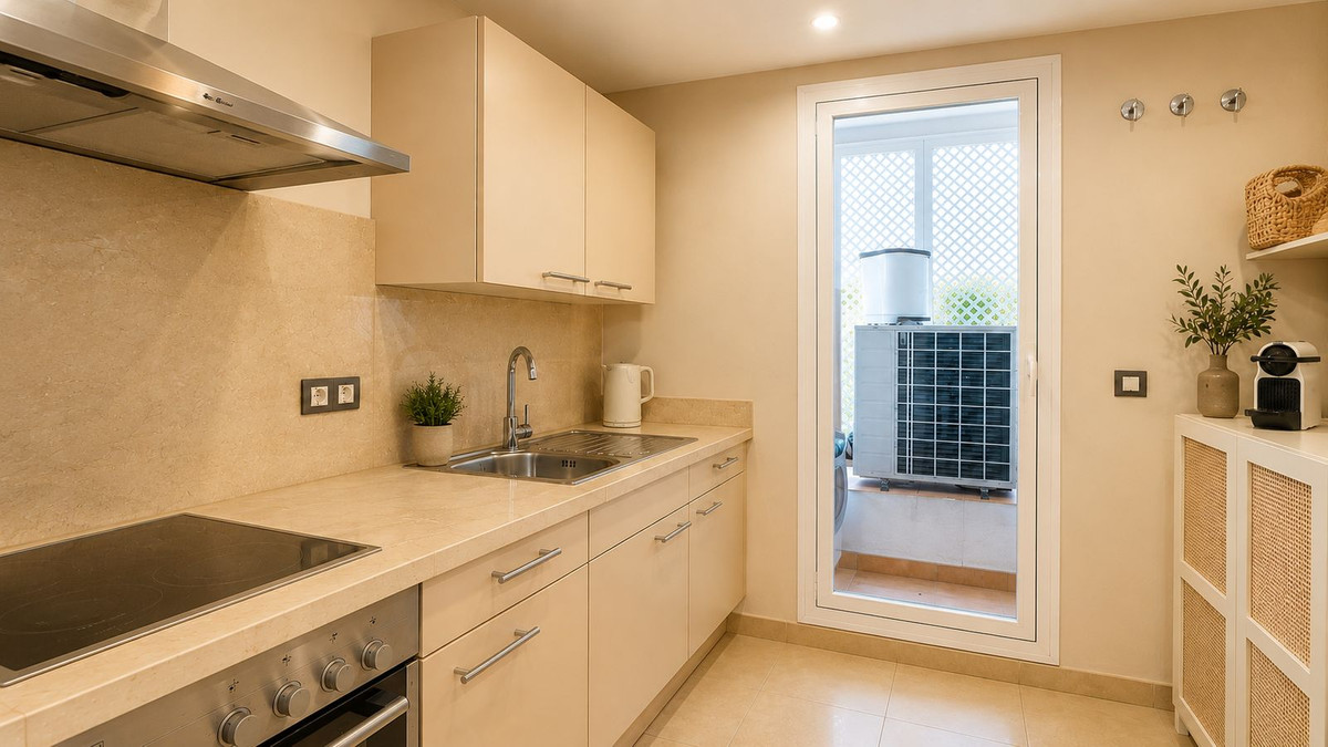 2 Bedroom Apartment in Estepona - Photo 7