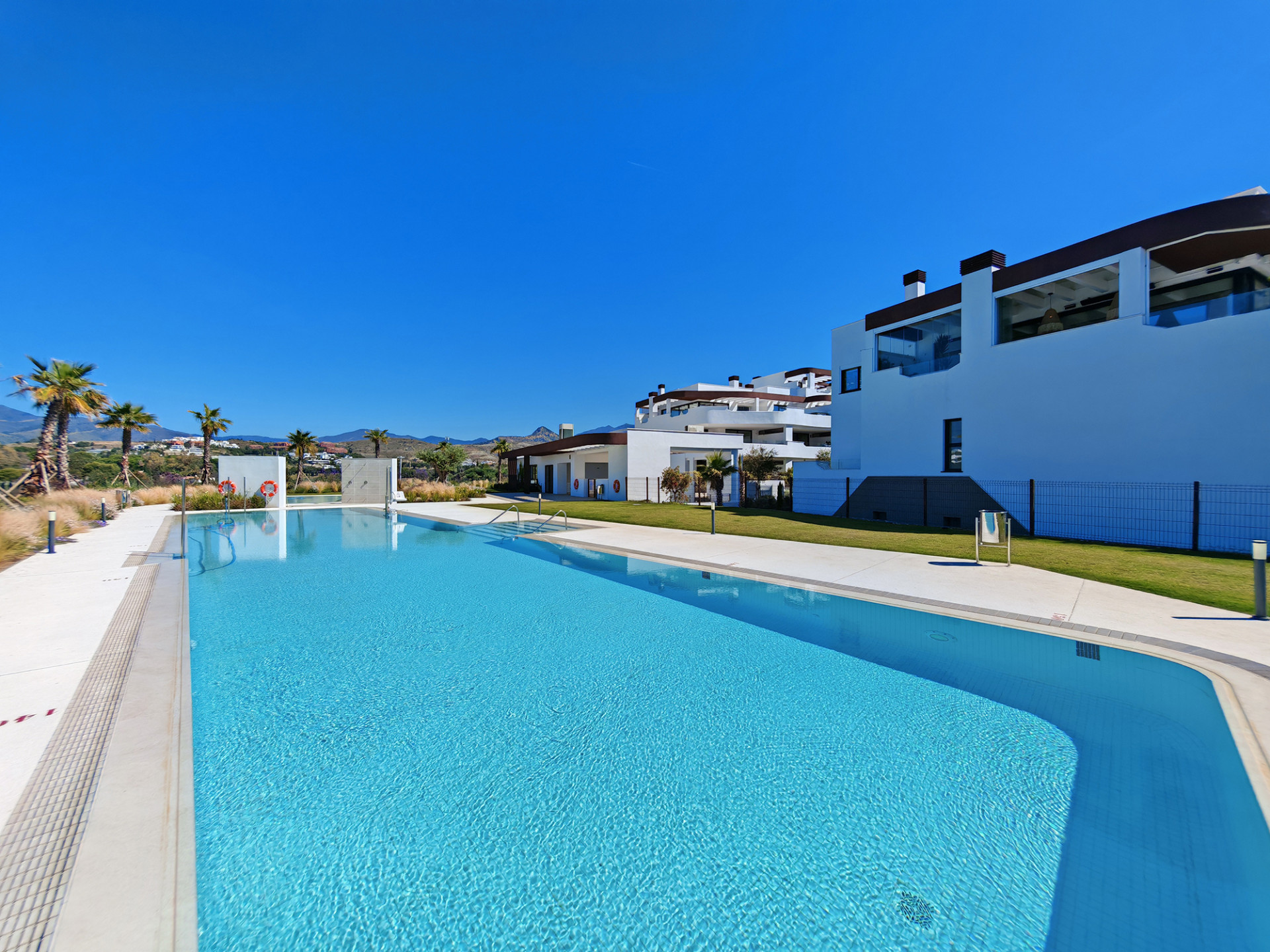 2 Bedroom Apartment in Estepona - Photo 17
