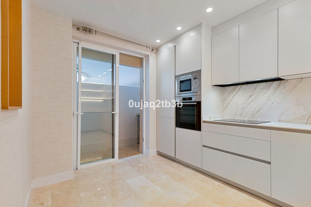 3 Bedroom Apartment in Marbella - Photo 5