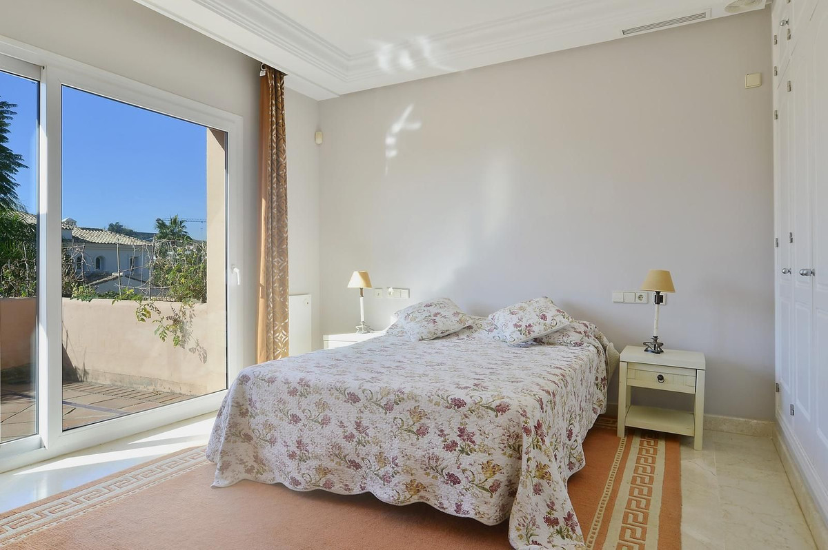 4 Bedroom Villa in Marbella - Photo 8