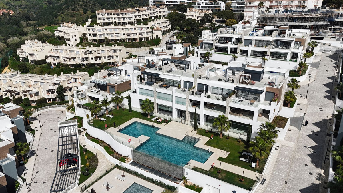 3 Bedroom Townhouse in Marbella - Photo 3