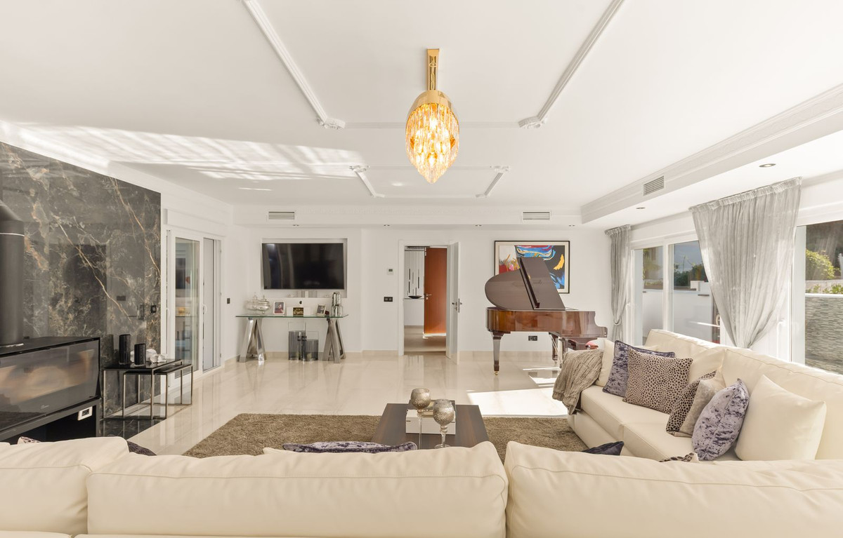 6 Bedroom Villa in Estepona - Photo 15