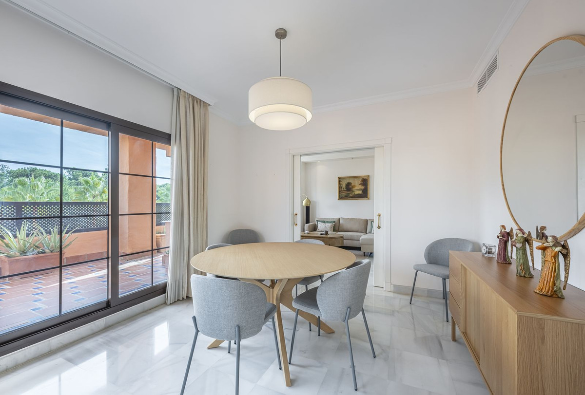 4 Bedroom Penthouse in Estepona - Photo 8