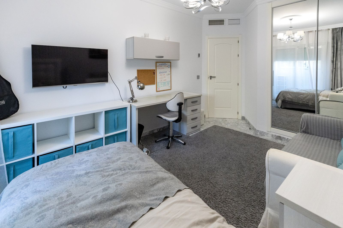 3 Bedroom Apartment in Benalmádena - Photo 22