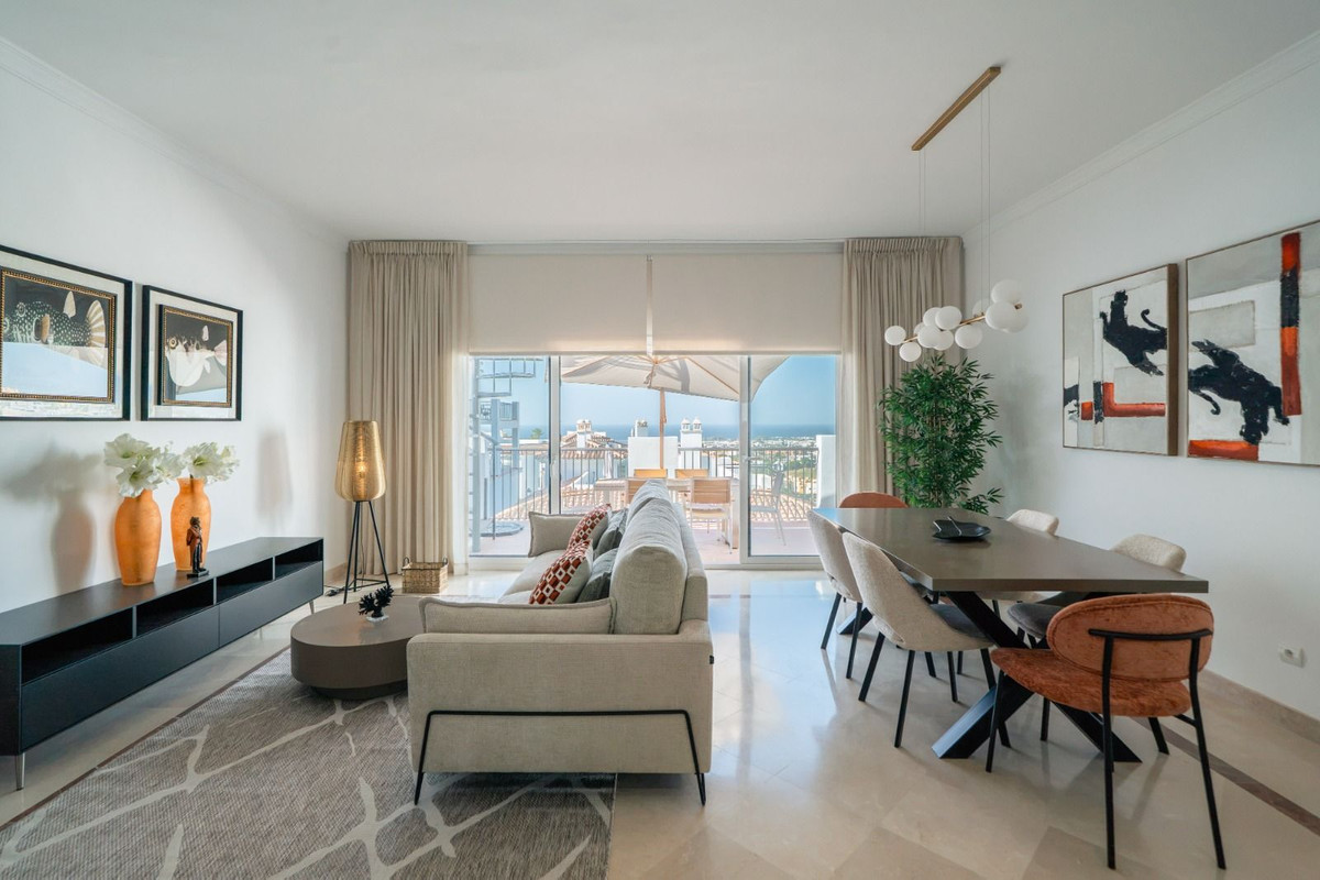 2 Bedroom Penthouse in Benahavís - Photo 2