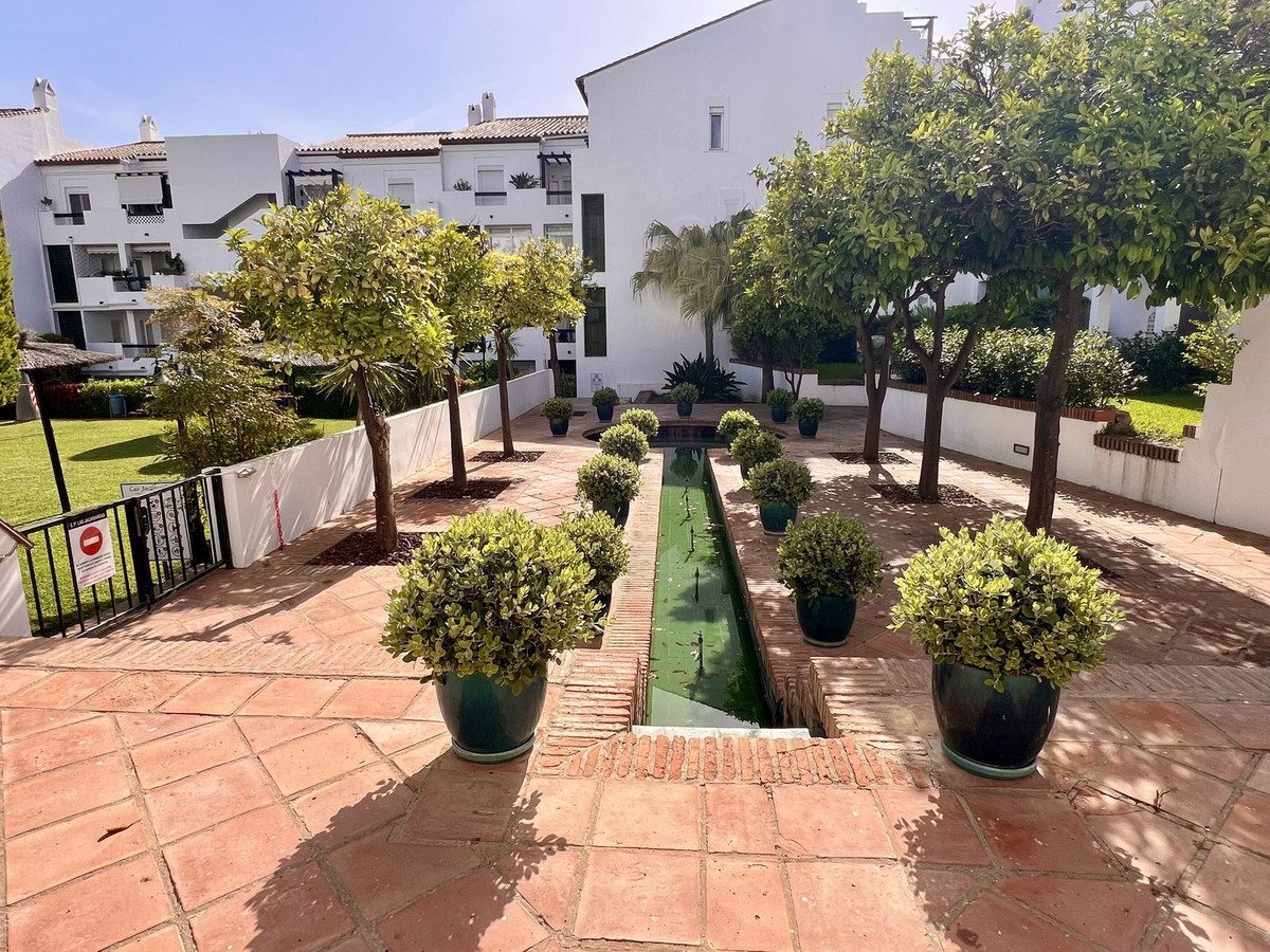 2 Bedroom Apartment in Estepona - Photo 40