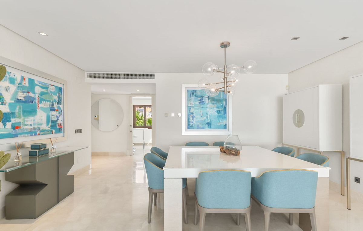 3 Bedroom Apartment in Estepona - Photo 5