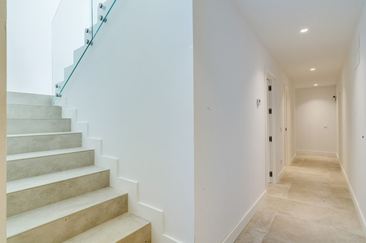 6 Bedroom Villa in Marbella - Photo 21