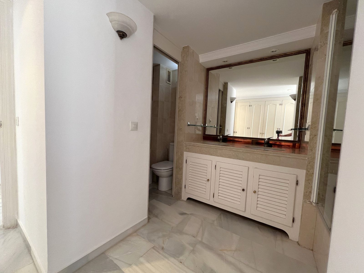 2 Bedroom Apartment in Estepona - Photo 14