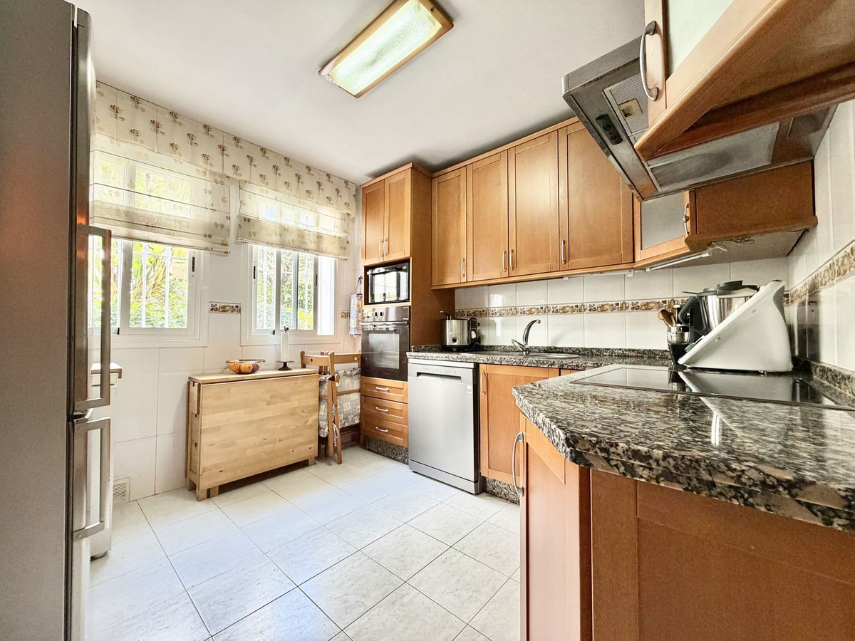 4 Bedroom Apartment in Marbella - Photo 11