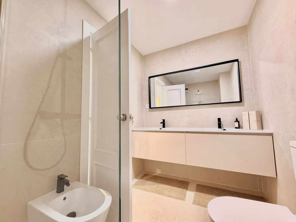 2 Bedroom Apartment in Fuengirola - Photo 14