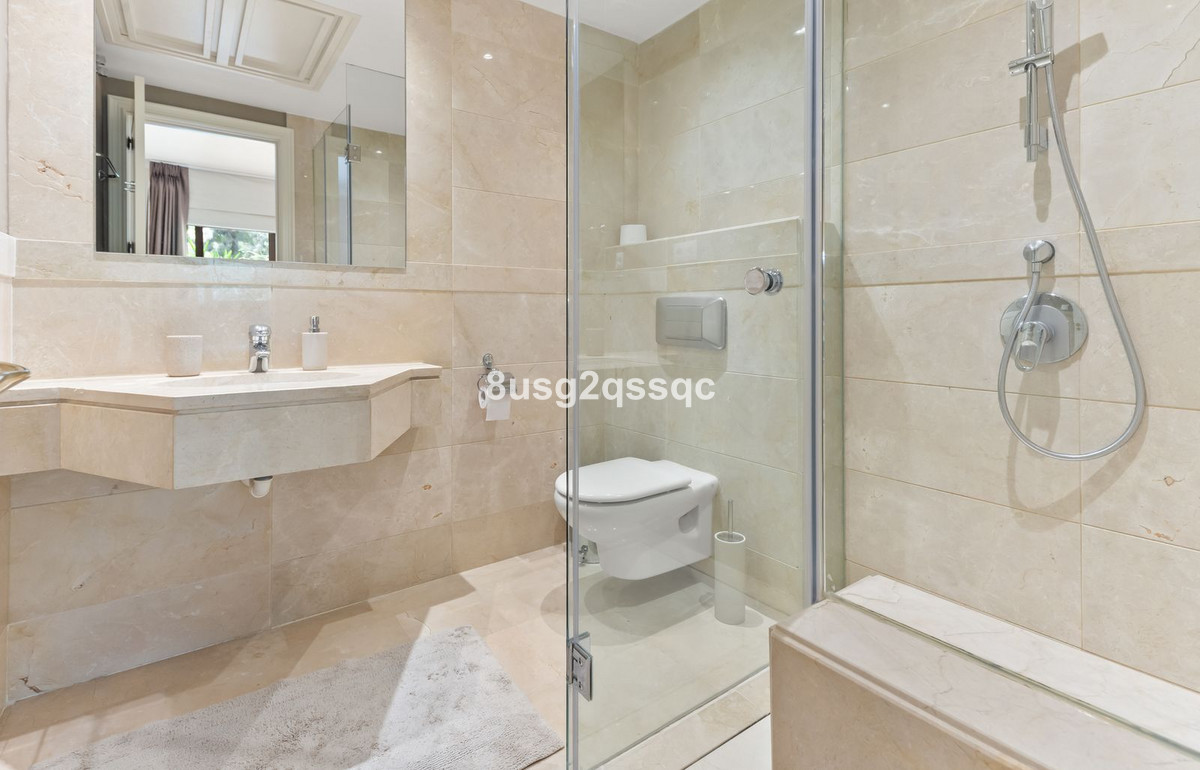 2 Bedroom Apartment in Estepona - Photo 15