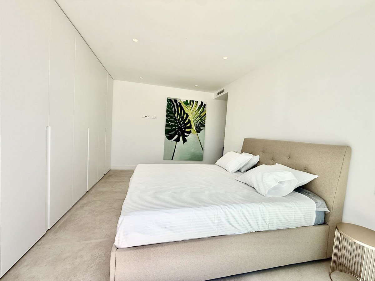 6 Bedroom Villa in Estepona - Photo 30
